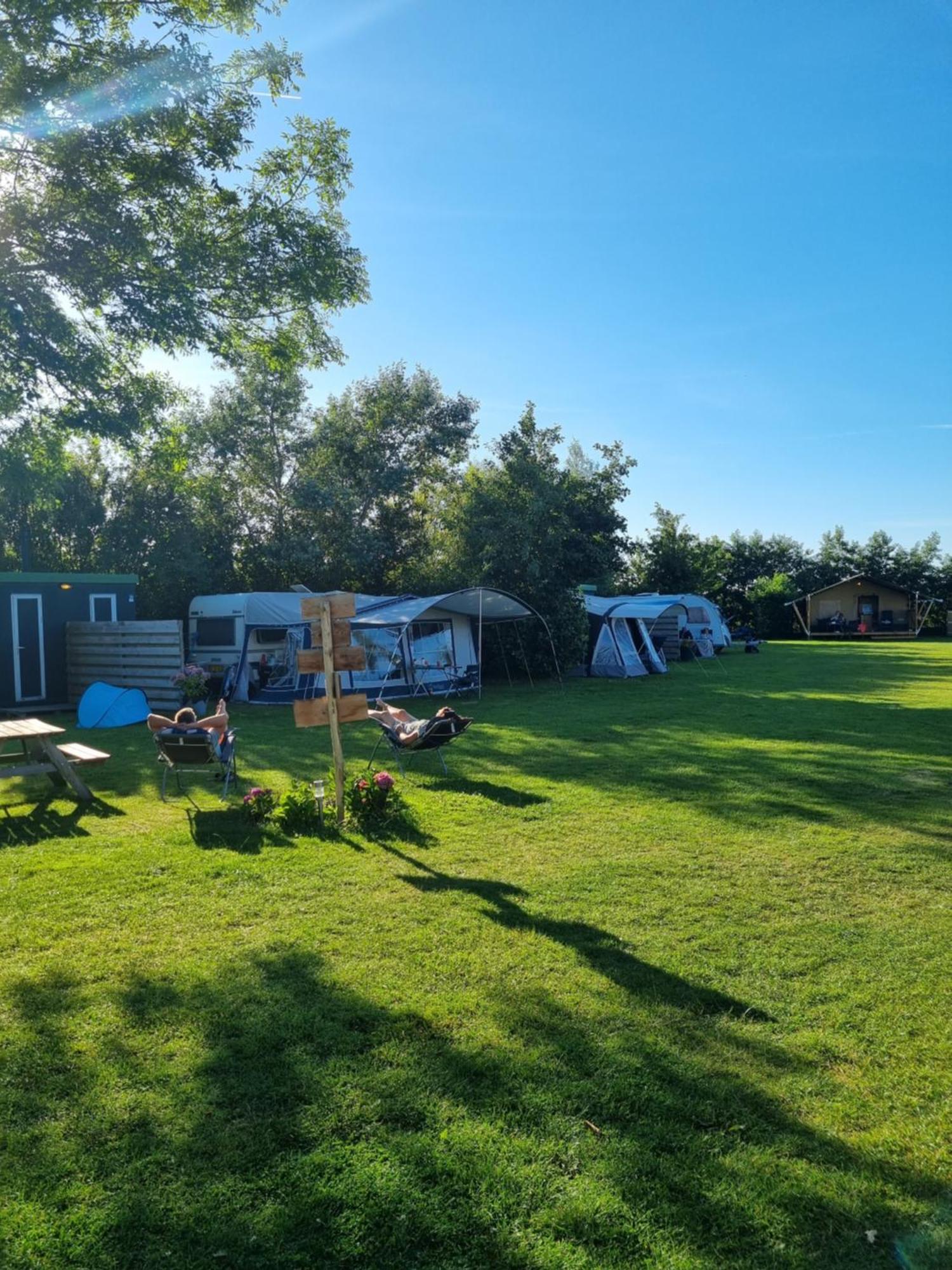 Camping De Tulpenweide Lege Kampeerplaats, Lege Plaats Op Het Gras Zonder Bed Breezand Екстериор снимка