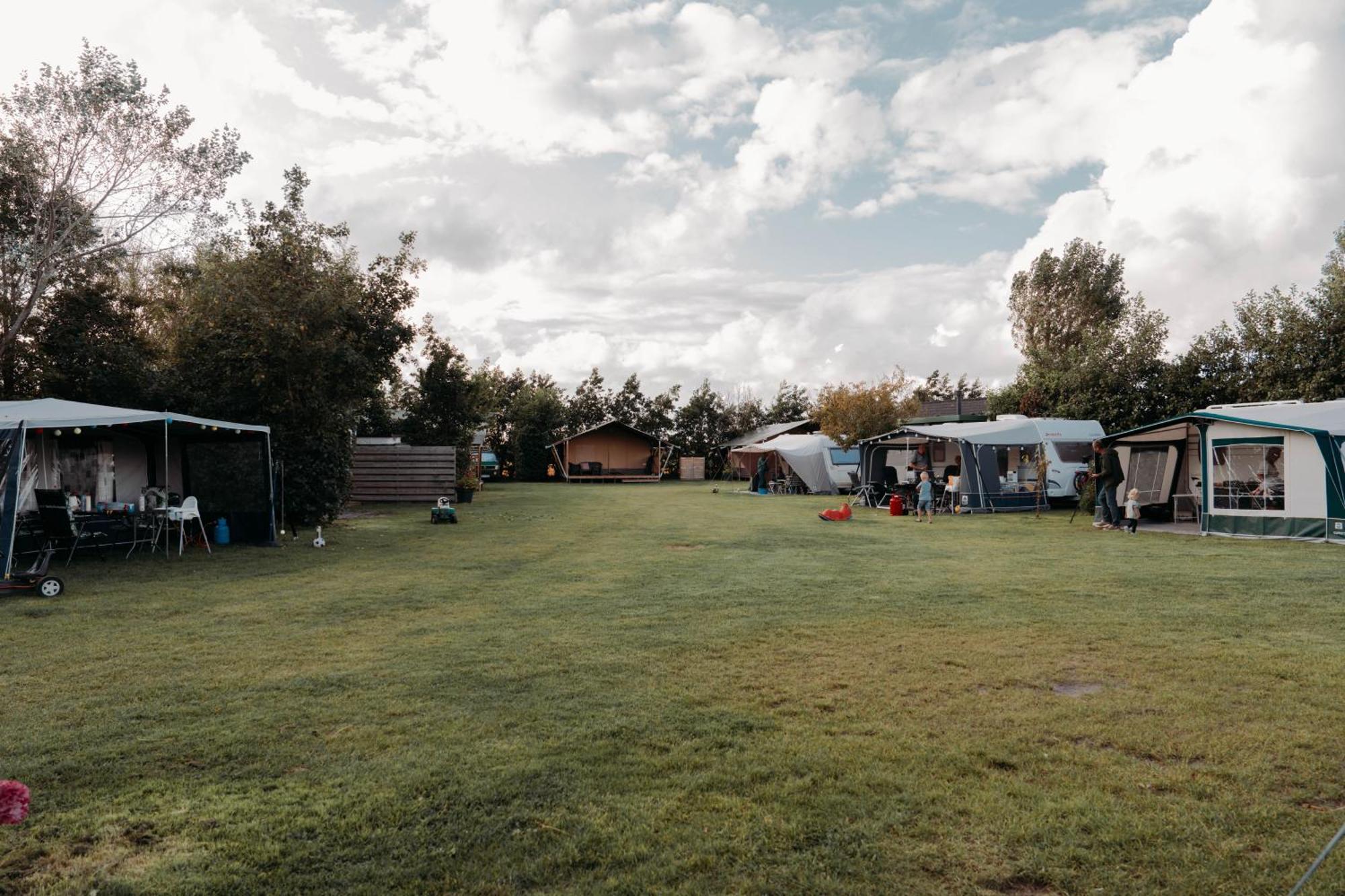 Camping De Tulpenweide Lege Kampeerplaats, Lege Plaats Op Het Gras Zonder Bed Breezand Екстериор снимка