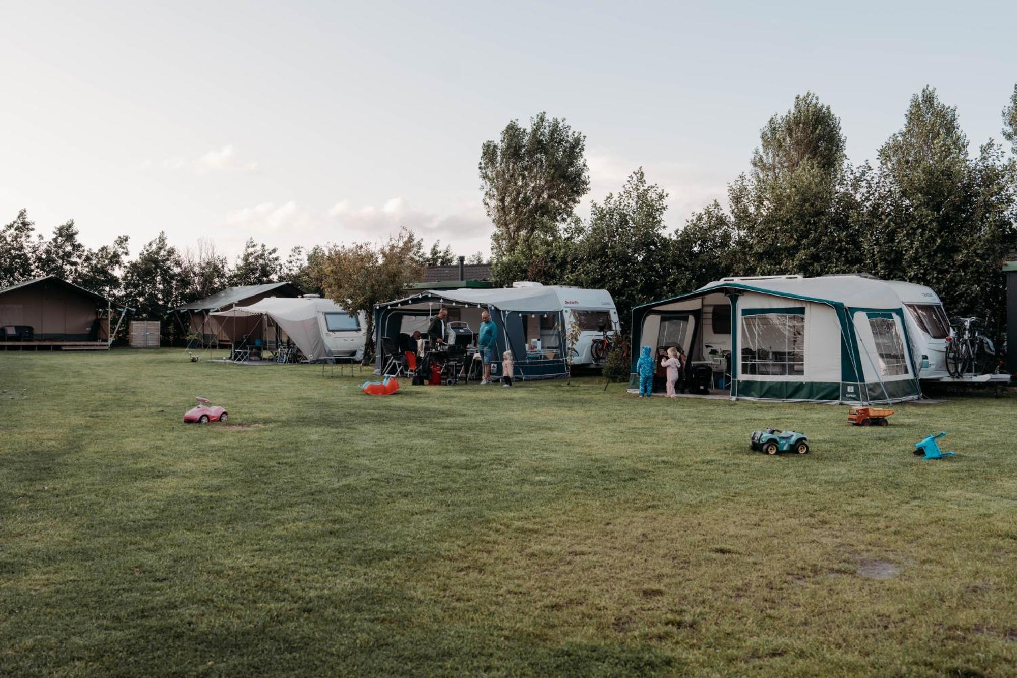 Camping De Tulpenweide Lege Kampeerplaats, Lege Plaats Op Het Gras Zonder Bed Breezand Екстериор снимка