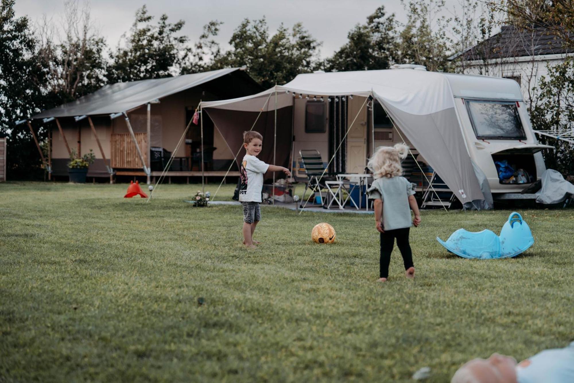 Camping De Tulpenweide Lege Kampeerplaats, Lege Plaats Op Het Gras Zonder Bed Breezand Екстериор снимка