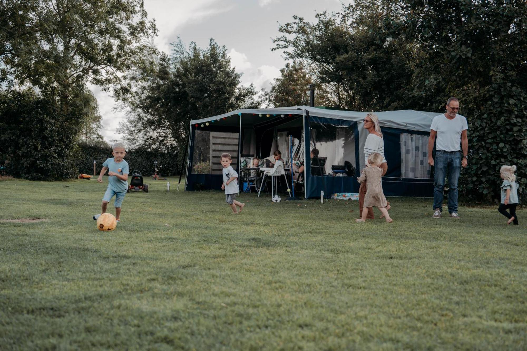 Camping De Tulpenweide Lege Kampeerplaats, Lege Plaats Op Het Gras Zonder Bed Breezand Екстериор снимка
