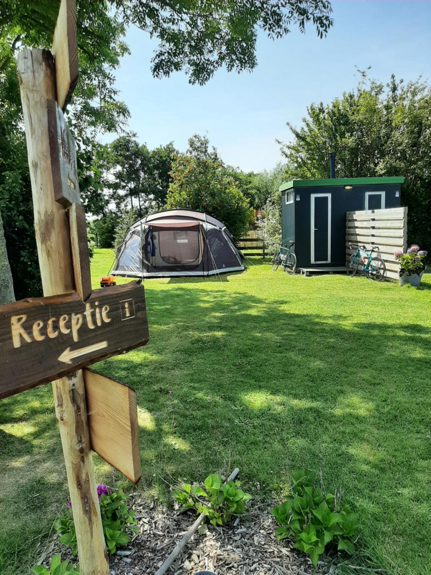 Camping De Tulpenweide Lege Kampeerplaats, Lege Plaats Op Het Gras Zonder Bed Breezand Стая снимка