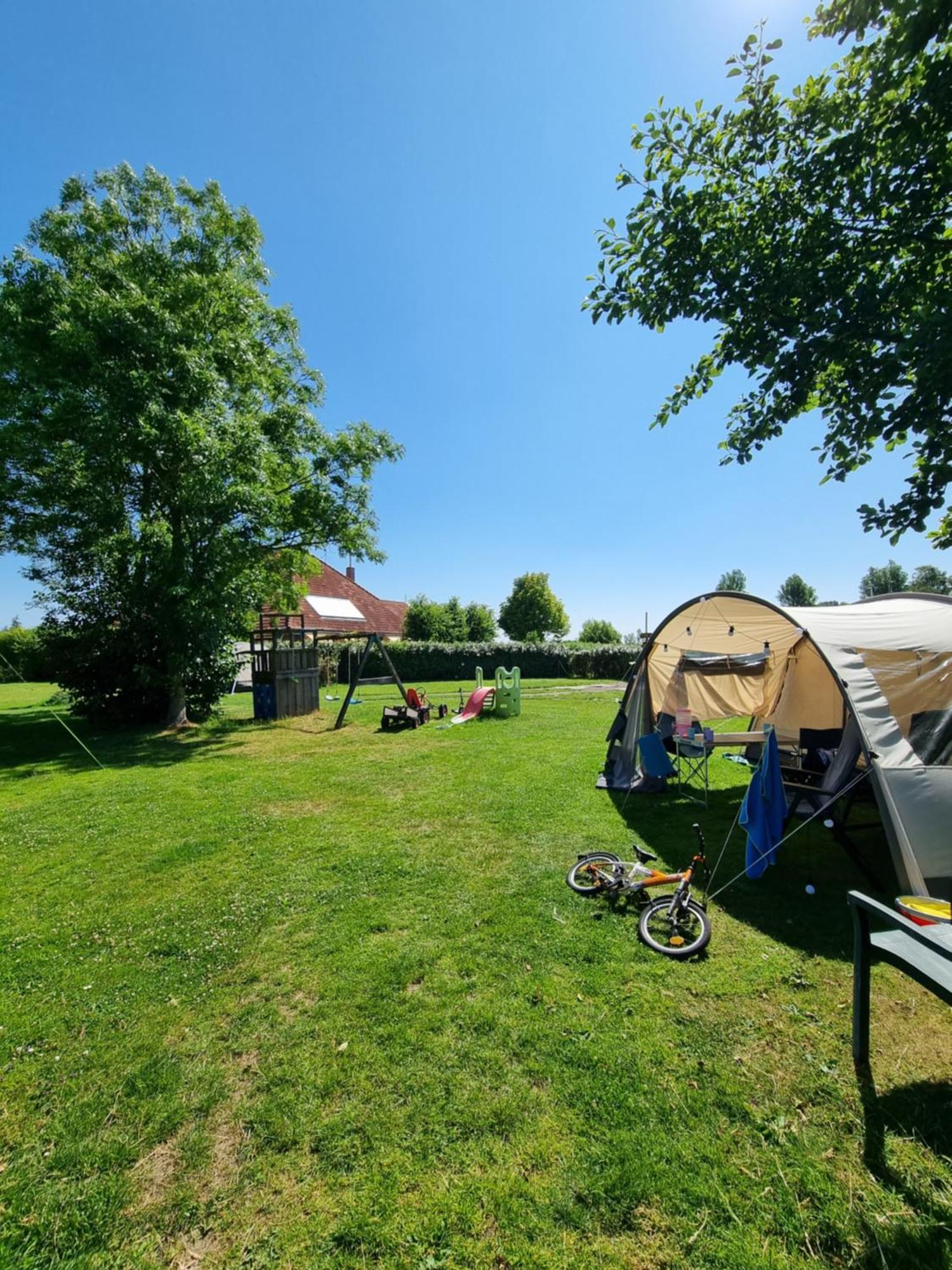 Camping De Tulpenweide Lege Kampeerplaats, Lege Plaats Op Het Gras Zonder Bed Breezand Стая снимка