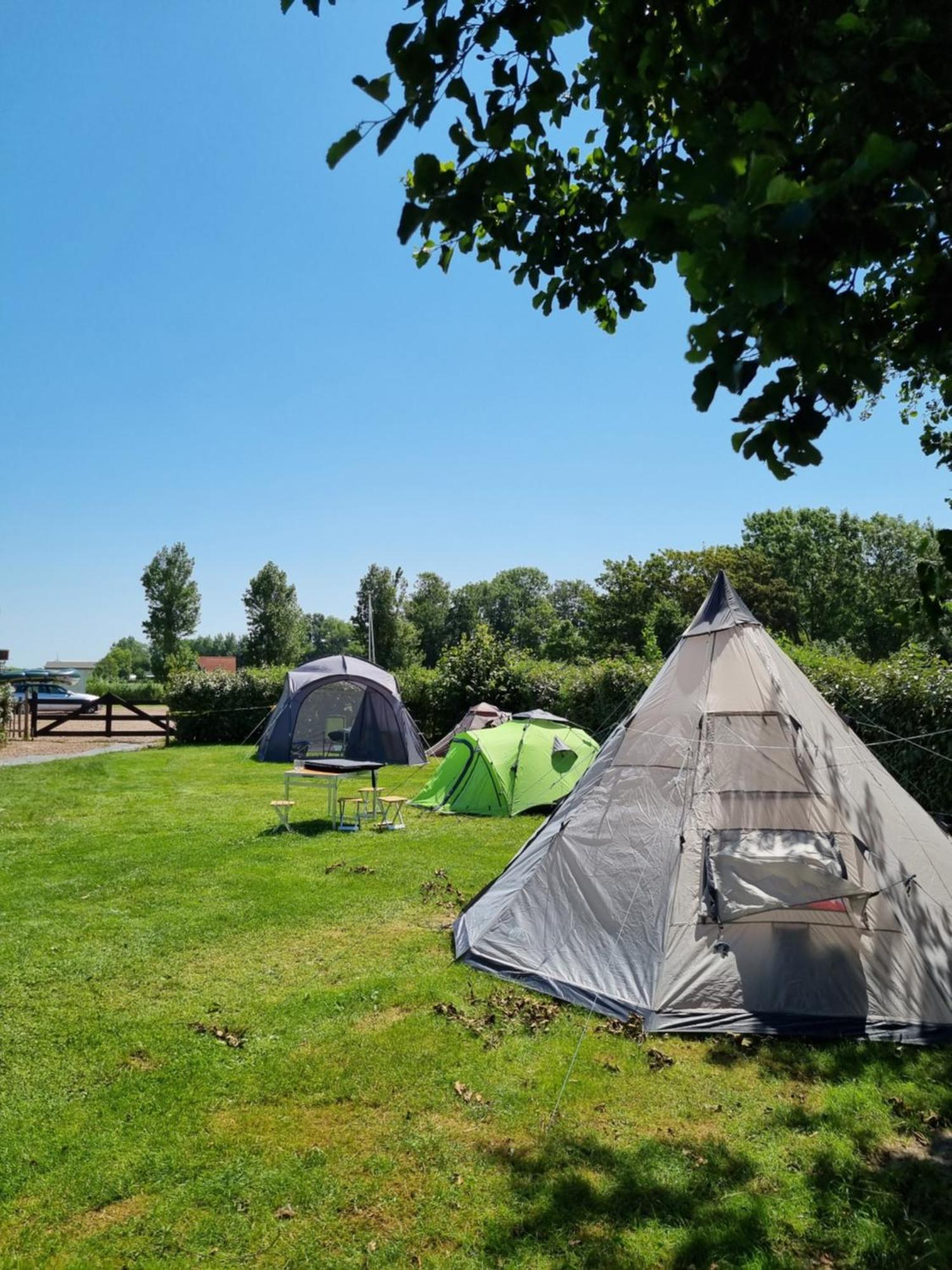 Camping De Tulpenweide Lege Kampeerplaats, Lege Plaats Op Het Gras Zonder Bed Breezand Стая снимка
