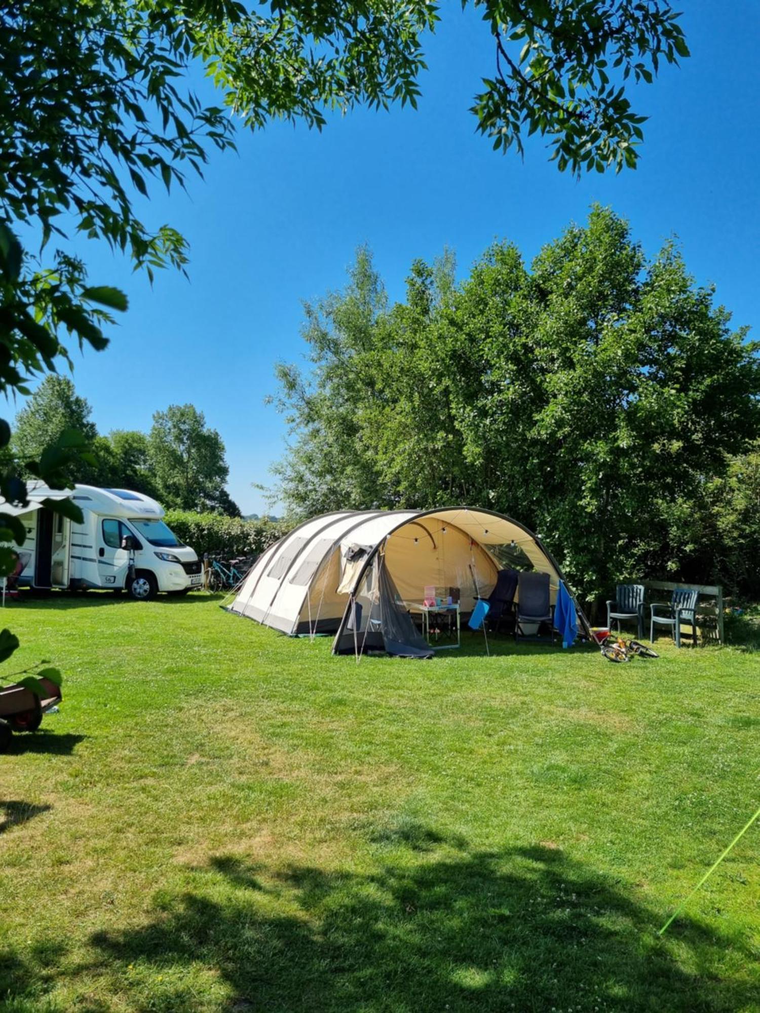 Camping De Tulpenweide Lege Kampeerplaats, Lege Plaats Op Het Gras Zonder Bed Breezand Стая снимка